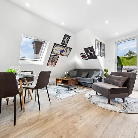 Rockstar Greyz - Sleeps 7 - Central